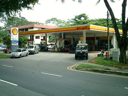 Decke einer Tankstelle in Singapur