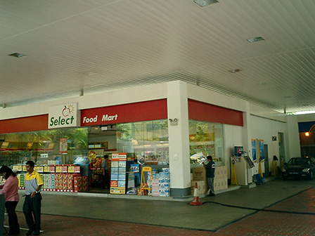 Decke einer Tankstelle in Singapur